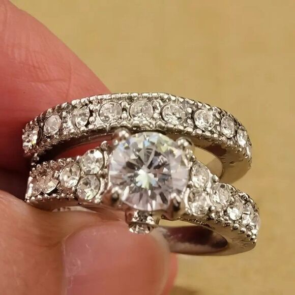 Beautiful Round Cut Women's Engagement Wedding Ring Set - Picture 3 of 6